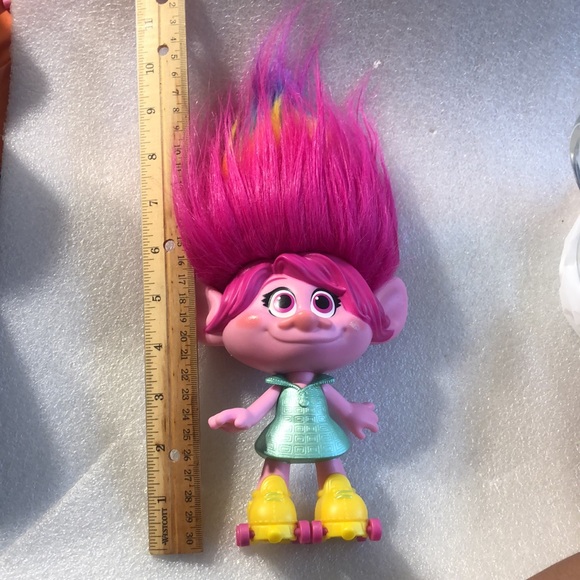 Rainbow hair troll doll @ 2017 Hasbro - Picture 8 of 9